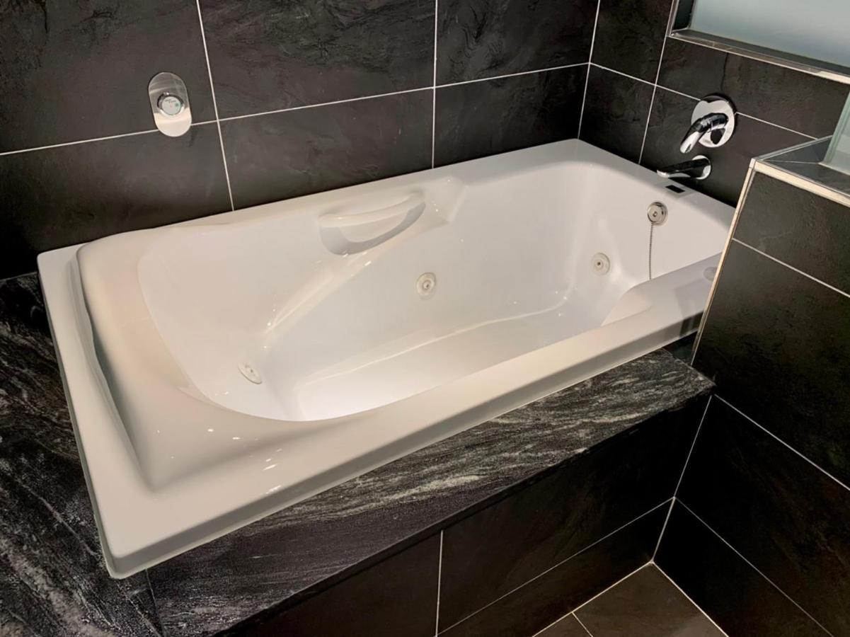Bentley Hotel Чжунли Екстериор снимка