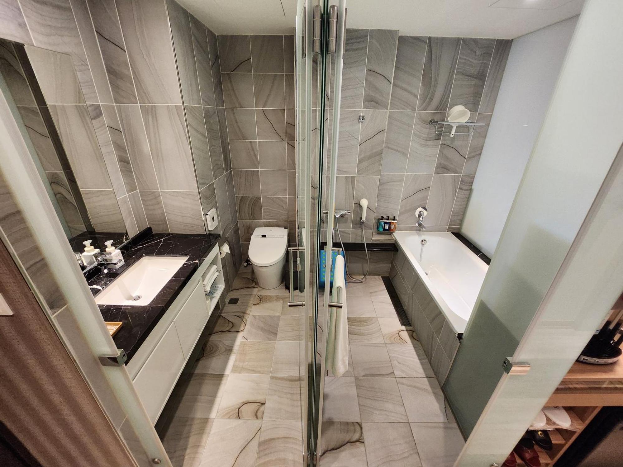Bentley Hotel Чжунли Екстериор снимка