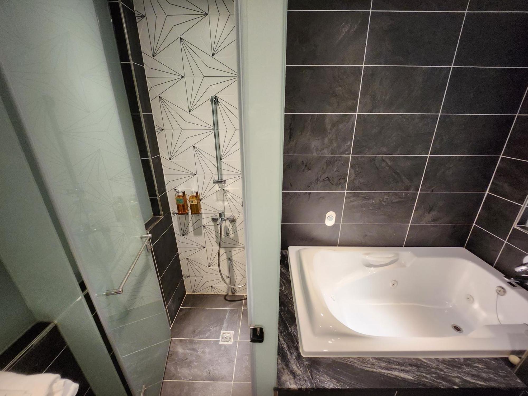Bentley Hotel Чжунли Екстериор снимка