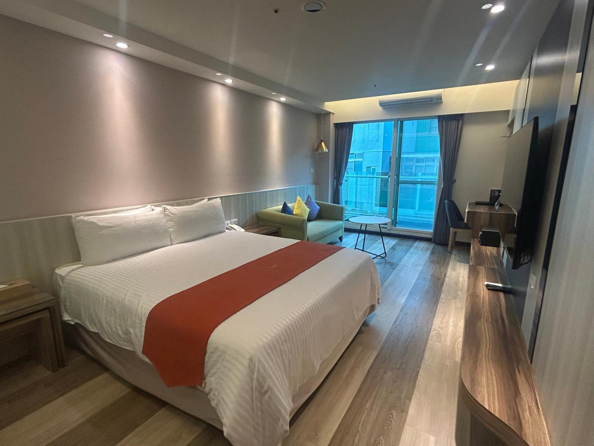 Bentley Hotel Чжунли Екстериор снимка