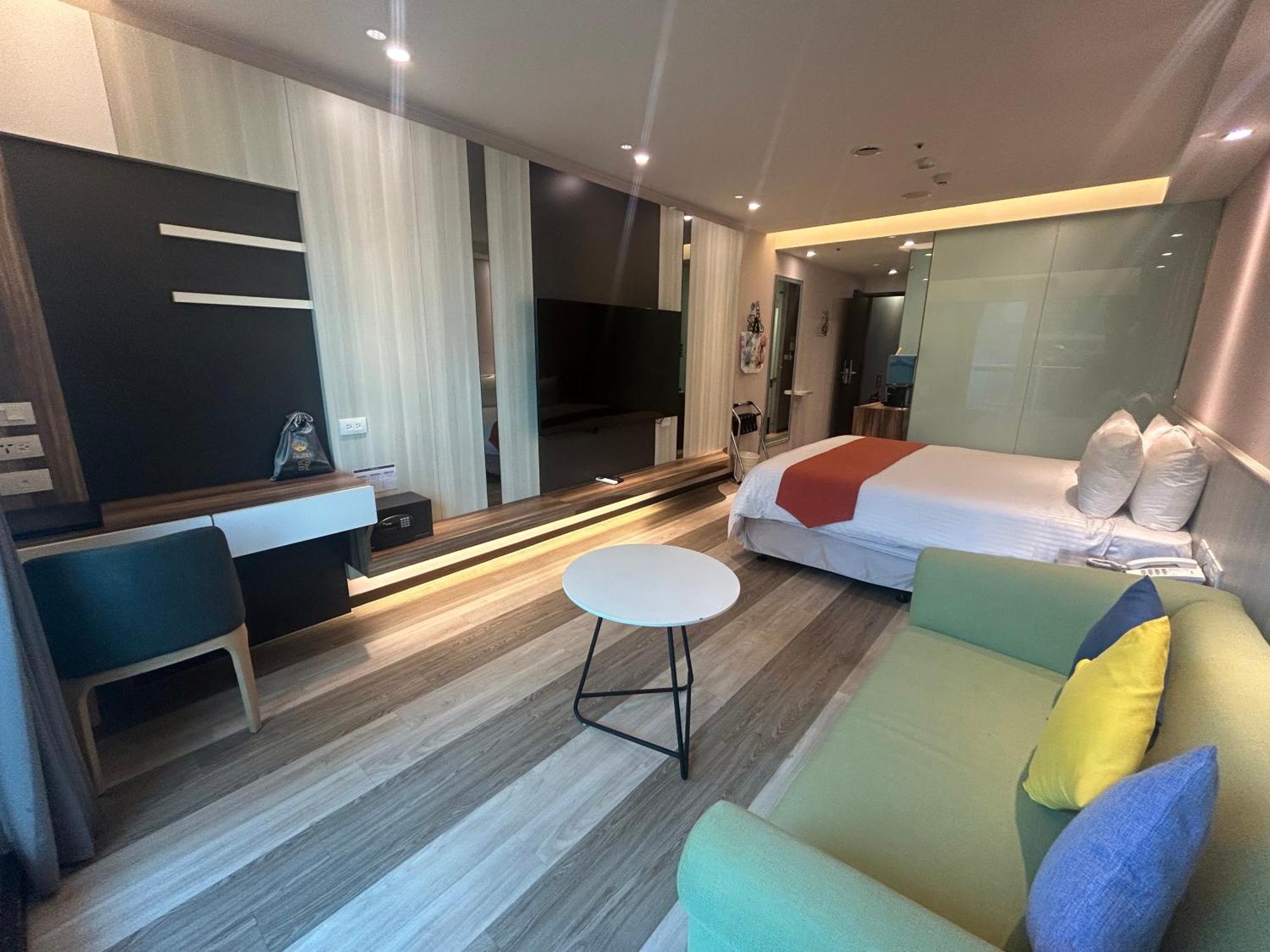 Bentley Hotel Чжунли Екстериор снимка