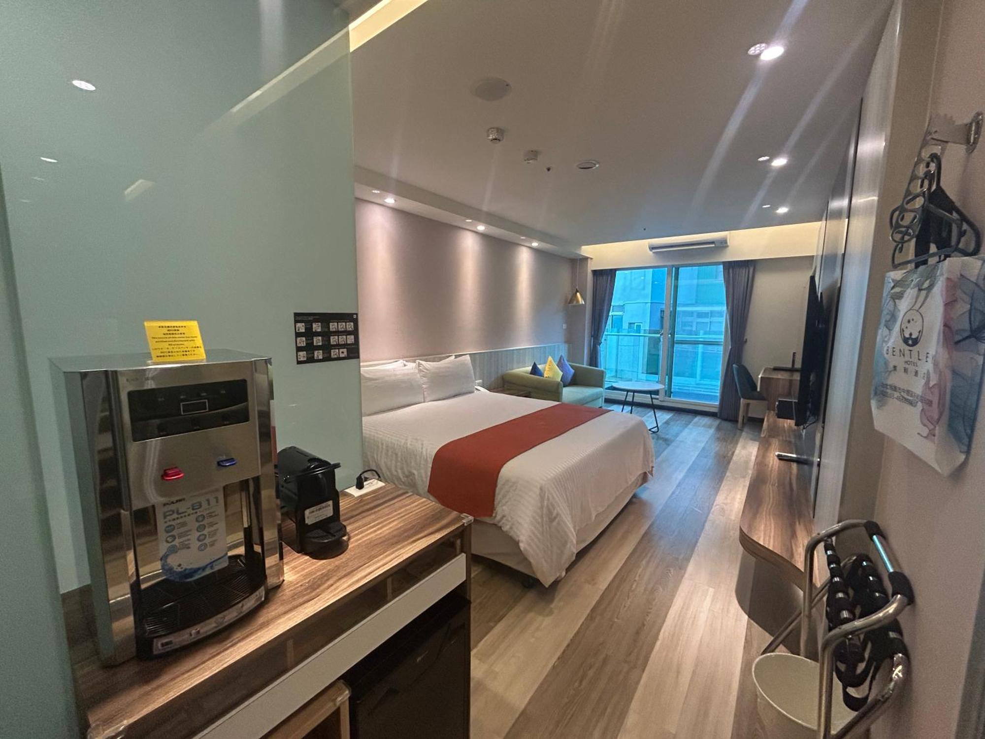 Bentley Hotel Чжунли Екстериор снимка