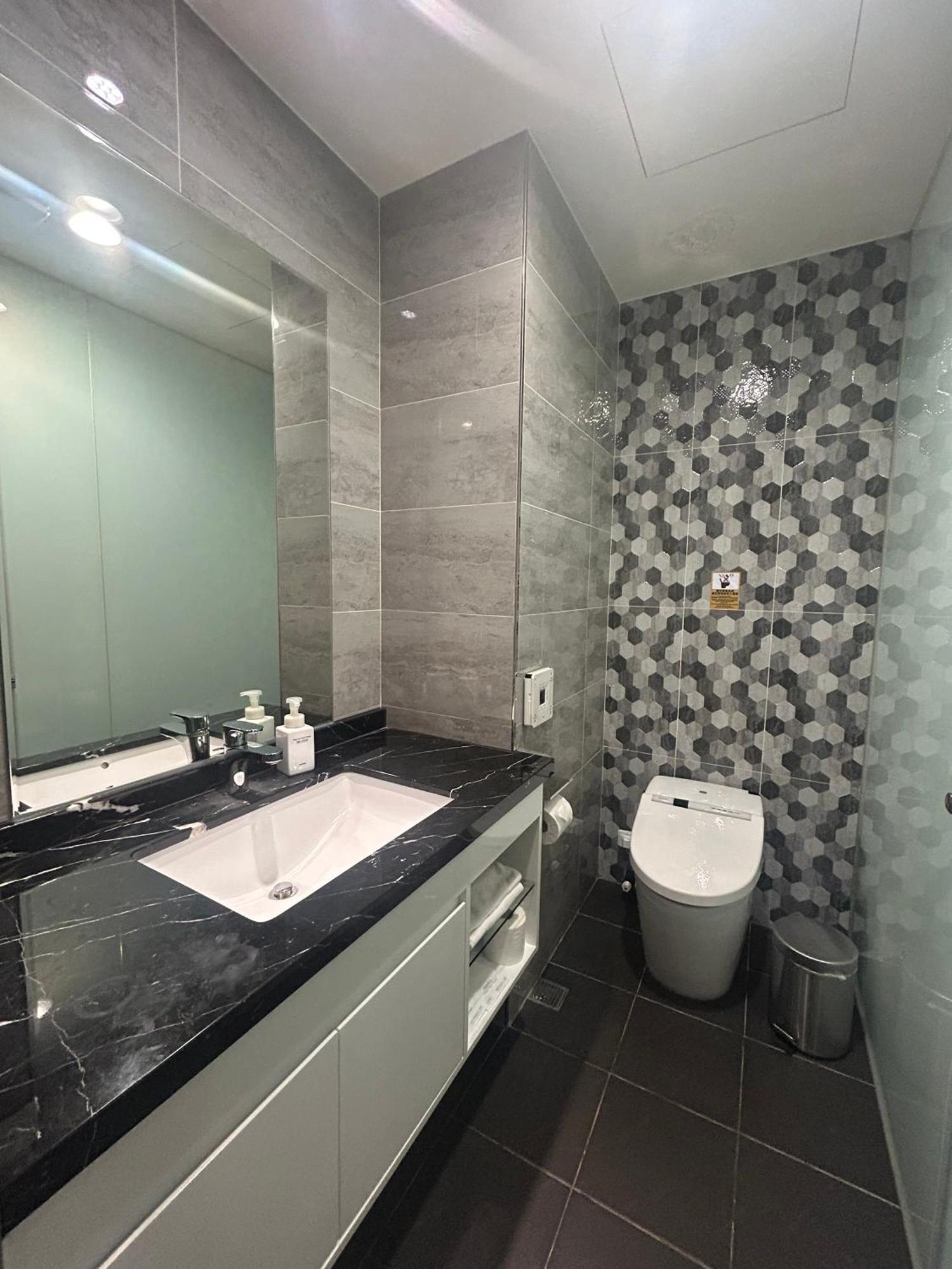 Bentley Hotel Чжунли Екстериор снимка